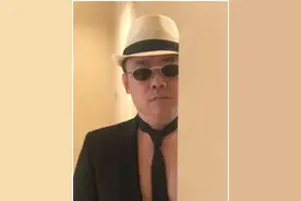 周立波近况潇洒，穿着阔气一股土豪风，与妻子惬意地打着高尔夫球图片