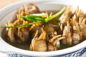 比城里人还会玩的福建沿海人，用米酒插蛏，好吃更好看图片