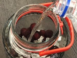 杨梅酒怎么泡？妙招配方教给你，清香好喝不上头，放的久不易坏