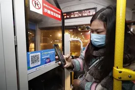 武汉公交恢复，记者现场体验：上下车都要刷码图片
