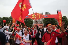 漯河高中举行高考壮行大会，校长王海东赠送学子特殊礼物图片