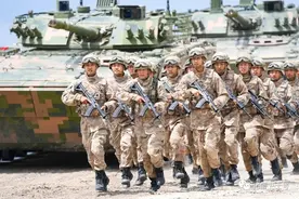 解放军又一部队列装国产新步枪，同时出场的还有星空迷彩、99A坦克图片