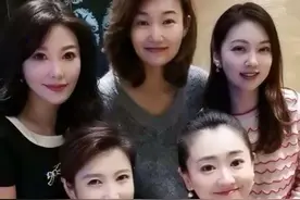 李梓萌也是黑皮肤！无惧素颜皱纹真实，和春妮月亮姐姐同框扮可爱图片