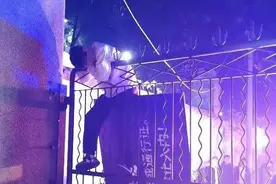 长沙一大学生凌晨翻墙手被铁围栏刺穿 在铁门上挂了2个多小时…图片