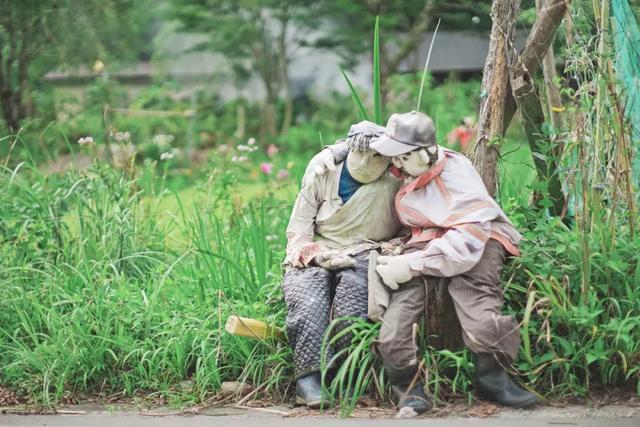 日本有个恐怖村庄,奶奶按照逝者原型做了300个人形,日夜陪自己