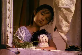 自闭女萝莉，对着电视学李小龙，终成一代女拳霸图片