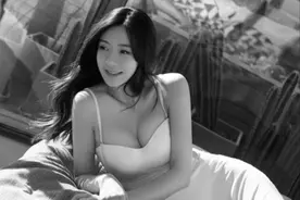 奥运赛场中国跳水队接连摘金，网友借机扒出周韦彤当年真人秀的视频，她那布满淤青的美腿令人声叹图片