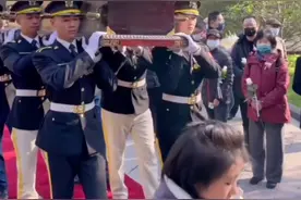 杨在葆安葬仪式现场曝光，六人抬棺风光大葬，遗孀陈丽明难忍悲痛图片