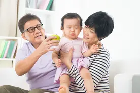 奶奶经常带孩子，孩子却不亲奶奶，这些原因你可能不知道图片