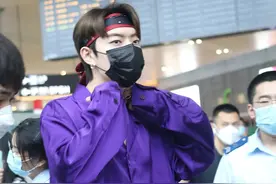 木子洋“耳上添花”绑发带潮酷帅气；戚薇戴墨镜全黑look又飒又美图片