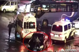 运管执法查“黑车”，被顶在引擎盖上狂飙三公里...图片