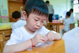 孩子多大上幼儿园合适？老师：能晚就晚，太早上学危害大图片
