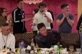 成龙曾志伟等大咖疫情期间聚会，大吃大喝毫无保护措施让人担忧图片