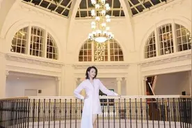 曹颖身材真丰满！身穿粉色西装裙端庄稳重，藏不住的凹凸感图片