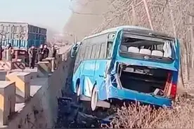 突发！石家庄发生货车客车相撞事故，7人受伤……图片
