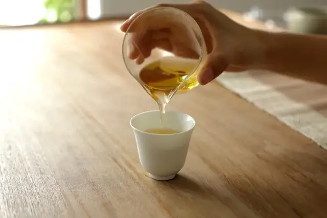 温水闷泡、坐杯、慢出水，伪装劣质白茶的三种方式