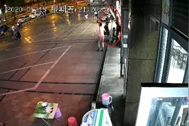 数百斤重玻璃门倒下瞬间 女子伸出双手保护两个陌生孩子被砸昏迷图片