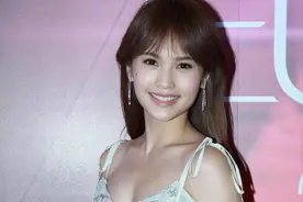 36岁的杨丞琳可真甜，穿一字肩吊带裙浪漫减龄，笑起来好可爱图片