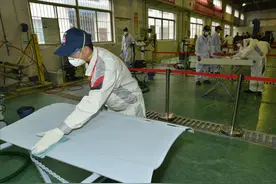 车漆有划痕咋办？先别急着跑4S店，内行人：花几块钱就能解决图片