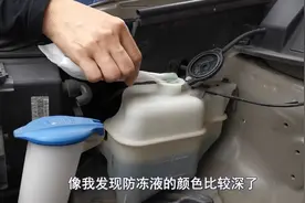 手把手教你换防冻液，看看用了六年的防冻液，放出来有多脏图片