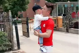 “高颜值姥爷”带娃遛街走红，发型炫酷吸睛，网友：姥姥放心吗？图片