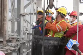 金矿爆炸事故有被困矿工没食物坚持14天，有人靠每天喝一斤泥水求生，升井后大喊：最想让家人知道我还活着图片