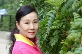 五六十岁的女人，买护肤品不要“网红款”，准备3种就够，很实用图片