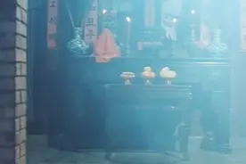 供桌上红布下的人偶不见了，变成一位大姑娘，和小伙子谈起了恋爱视频封面