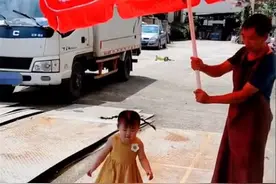 隔辈亲有多亲？孙女在太阳下玩耍，看到爷爷撑的伞，忍不住笑了图片