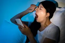 熬夜失眠很伤身，不玩手机却睡不着？这3个方法让你一觉到天亮图片