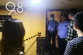 游戏和现实分不清楚，玩密室逃脱竟然请来了警察叔叔图片