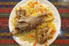 有菜、有肉、有主食，豪横的“新疆手抓饭”，为啥没能火起来？图片