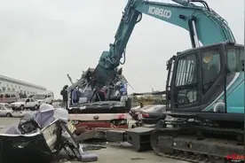 爽！交警请来一辆挖掘机，疯狂“肢解”6辆车！图片