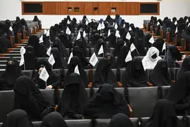 身着罩袍只露眼睛，阿富汗女学生上街游行支持塔利班，引外网热议图片