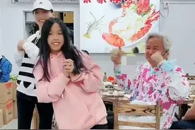 张庭女儿秀才艺，父母鼓掌捧场一脸骄傲！裤子镂空秀纤细筷子腿图片