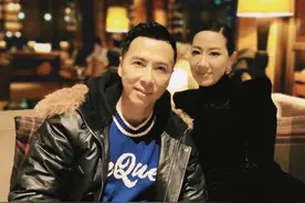 甄子丹娇妻太敢穿！垫肩连衣短裙配黑袜气场强，梳油头比老公还帅图片