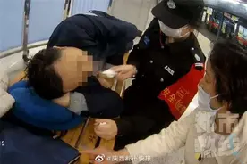 男子西安地铁站内突发心脏病 工作人员紧急施救图片