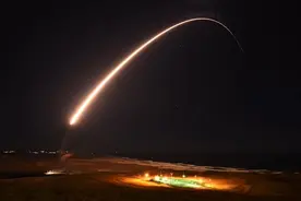 拜登深夜下令发射核导弹，美议员要求限制总统发射核武权力图片