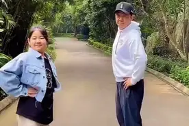 郭涛罕晒9岁女儿，五官像爸打扮显土气，13岁哥哥逆袭成帅哥图片