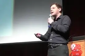美国脱口秀演员讲述疫情下的中国幽默：想分享中国人的勇气视频封面