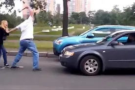 俄罗斯人开车脾气大，一言不合能打起来！图片