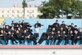 全班只有一名女生？这才是众星捧月的最高境界，拍出来这效果图片