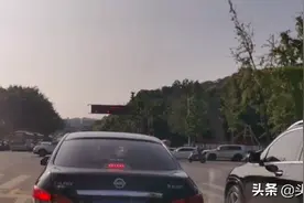 炎炎烈日下，奔驰车主下车给交警递水！自贡男子拍下暖心一幕：在他面前瞬间觉得自己渺小图片