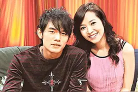 周杰伦前女友侯佩岑晒美图，瘦到胸前骨头明显，神态忧郁配文伤感图片