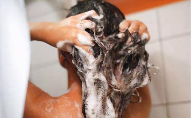 年纪轻轻就有秃顶危机？防脱发洗发水走起，秀发慢慢“柔顺亮滑”