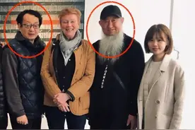 一个射书，一个盲书，两个高手国外携手演出？网友：丢出国了图片