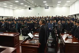 从当好人到扒祖坟，从道德模范到正义审判，蚌埠兄弟的黑白人生图片