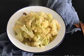 做蒜蓉菜花，5人有4人做错，学会这个技巧，做出来大厨都说好吃图片