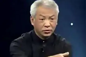 老人身戴一串“佛珠”鉴宝，说是无意间捡到，专家：立马摘下来图片