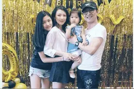 章子怡挽着小苹果逛街，亲妈的斥责，也没能动摇她和后妈的感情图片